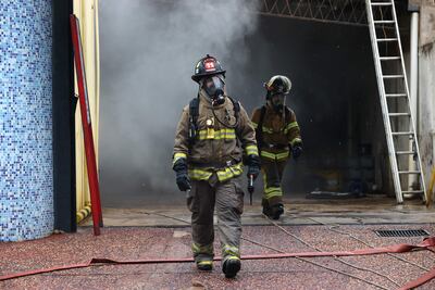 Integrantes del Cuerpo de Bomberos Voluntarios de Paraguay controlan un incendio por una fuga de gases de cloro este lunes.
