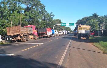 Los camioneros cerraron la ruta en Yaguarón.