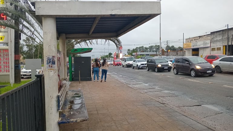 pasajeros sin refugios ante sol y lluvias