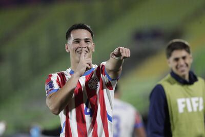 El paraguayo Alexandro Maidana Mendieta (20 años) celebra un gol del empate transitorio de la Albirroja este sábado en Valparaíso.