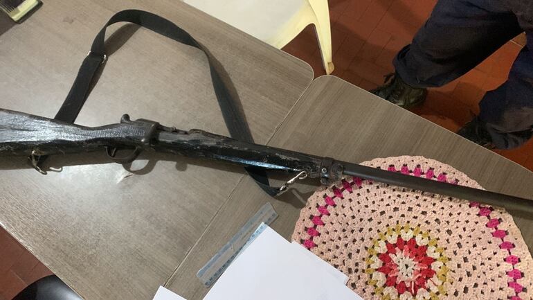 La escopeta utilizada para herir en la pantorrilla al estudiante.