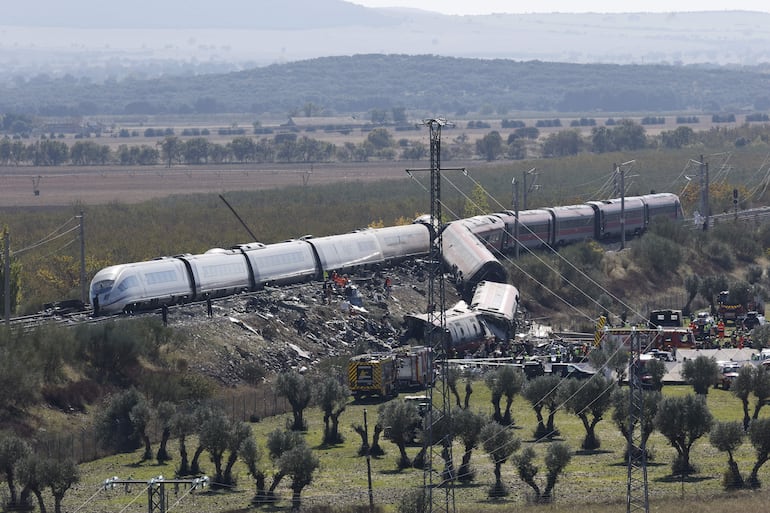 Lugar del accidente de dos trenes de alta velocidad, uno de Renfe y otro de Iryo, que han colisionado a primera hora de este miércoles a la altura de la estación de Urda (Toledo).