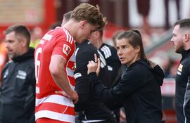 La nueva entrenadora del Union, Marie-Louise Eta (der.), habla con Aljoscha Kemlein (izq.), del Union, durante el partido de fútbol de la Bundesliga entre el 1. FC Union Berlin y el VfL Wolfsburg en Berlín, Alemania.