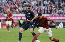 MUNICH (Germany), 08/03/2025.- Jamal Musiala of Munich (R) in action against Agon Elezi of Bochum (L) during the German Bundesliga soccer match between FC Bayern Munich and VfL Bochum in Munich, Germany, 08 March 2025. (Alemania) EFE/EPA/RONALD WITTEK CONDITIONS - ATTENTION: The DFL regulations prohibit any use of photographs as image sequences and/or quasi-video.