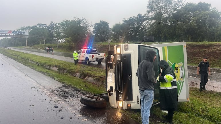 El camión volcó cuando circulaba sobre la ruta PY02.