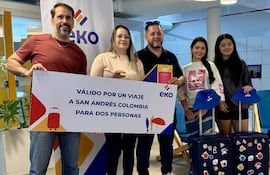 Ylsa Gómez recibió su premio por parte de Eko.
