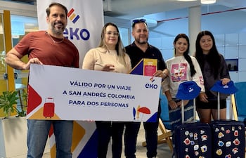 Ylsa Gómez recibió su premio por parte de Eko.