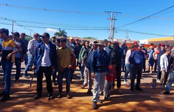 El grupo de campesinos corresponde a una manifestación realizado recientemente frente a la Fiscalía de Santa Rosa del Aguaray para reclamar la liberación de sus compañeros detenidos
