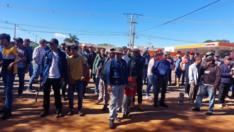 Campesinos autodenominados sin tierras prestos para ingresar a la estancia Lucipar