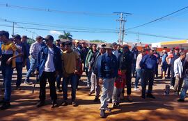 El grupo de campesinos corresponde a una manifestación realizado recientemente frente a la Fiscalía de Santa Rosa del Aguaray para reclamar la liberación de sus compañeros detenidos