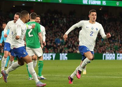 Benjamin Pavard (2), comienza el festejo tras marcar el gol para Francia