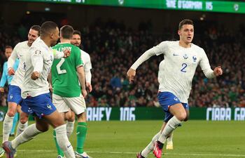 Benjamin Pavard (2), comienza el festejo tras marcar el gol para Francia