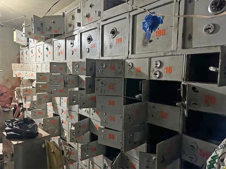 Las cajas fuertes vaciadas por "topos" en la Asociación de Trabajadores Cambistas (ATC) de Ciudad del Este.