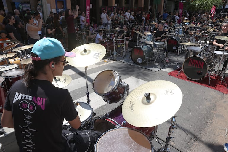 Músicos bateristas participan durante el evento 'BaterAsu a lo largo de la concurrida calle Palma este sábado en Asunción.