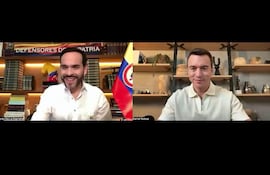 Fotografía difundida en la cuenta en X @DanielNoboaOk del presidente de Ecuador, Daniel Noboa (d), durante una videoconferencia con el candidato la presidencia de Colombia Abelardo de la Espriella este viernes.