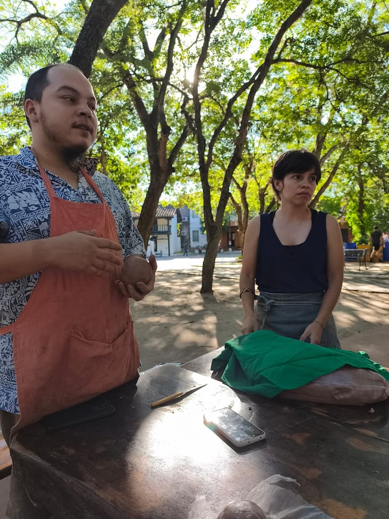 Ceramistas realizan talleres gratuitos de cerámica con técnicas artesanales en los que utilizan arcilla local.