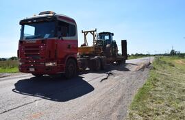 Un camión cruza un tramo en mal estado de la Ruta PY01.
