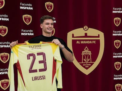 Facundo Ezequiel Insfrán Lirussi, nacido el 4 de mayo de 2006, exhibe la camiseta del Al-Wahda de Emiratos Árabes Unidos, su nuevo club.
