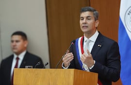 El presidente de Paraguay, Santiago Peña, habla durante la presentación del informe de gestión de su gobierno este miércoles, en el Palacio Legislativo de Asunción (Paraguay). EFE/ Juan Pablo Pino