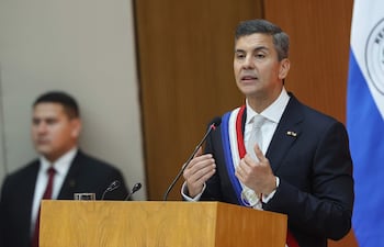 El presidente de Paraguay, Santiago Peña, habla durante la presentación del informe de gestión de su gobierno este miércoles, en el Palacio Legislativo de Asunción (Paraguay). EFE/ Juan Pablo Pino