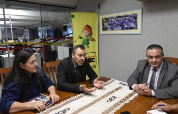 El vicepresidente de UEC, Jacob Deysel, y  el country manager de la firma, Víctor Fernández, visitaron esta semana la redacción de ABC Color.