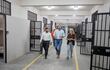 El ministro de Justicia, Rodrigo Nicora, recorriendo el Complejo Penitenciario para Mujeres Privadas de Libertad.