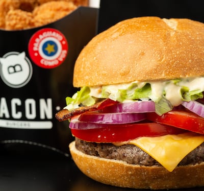 El Día de la Hamburguesa se celebra con Bacon Burgers.