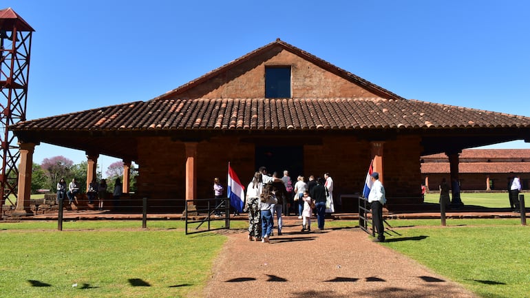 Parroquia y Misión Jesuítica Guaraní de San Cosme y Damián. Gente ingresando a la iglesia de la época de los jesuitas.