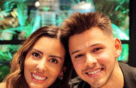 Jani González muestra orgullosa el anillo de compromiso que le entregó su amor Óscar Romero.