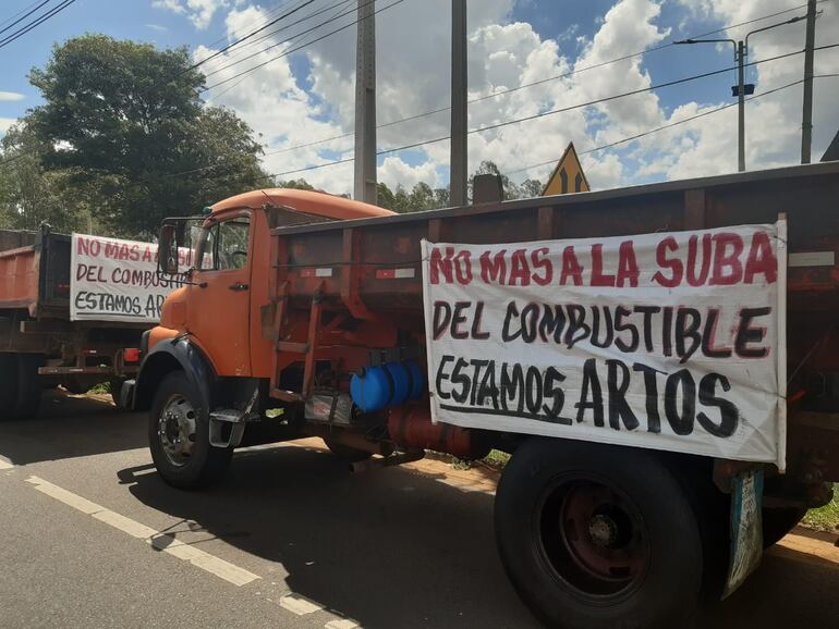 Camiones se estacionan en zona del exaratiri. (gentileza).