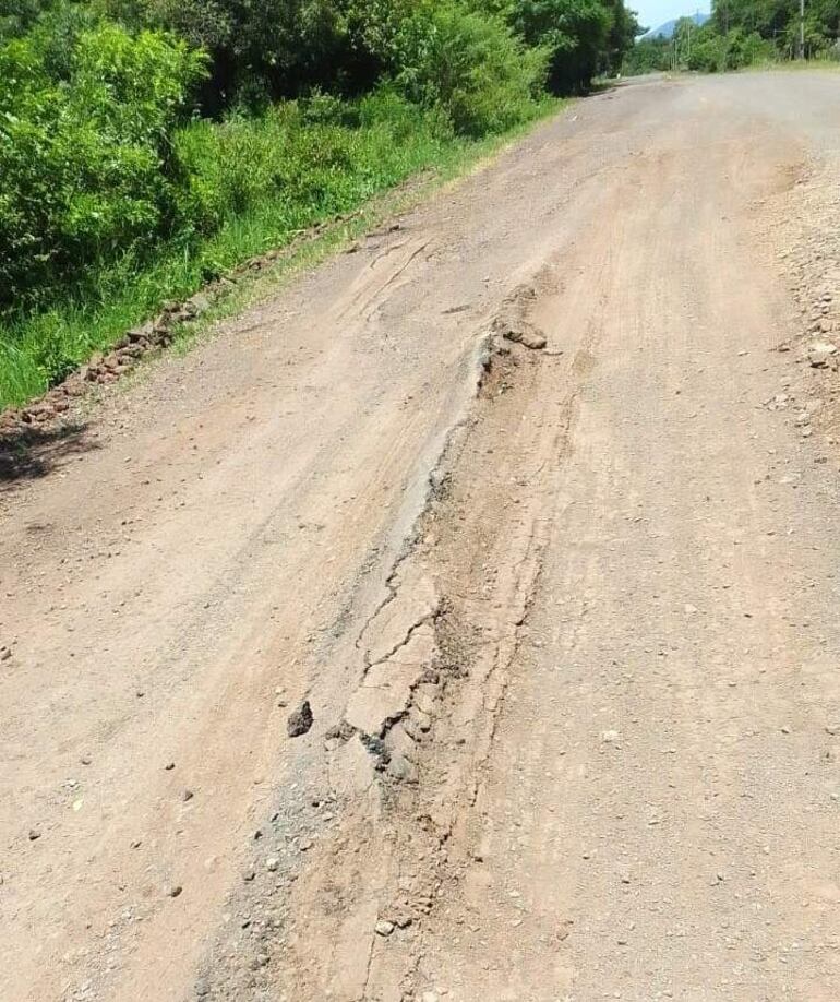 La ruta de 30 kilómetros presenta hundimiento y peligrosos cráteres que urge reparar.