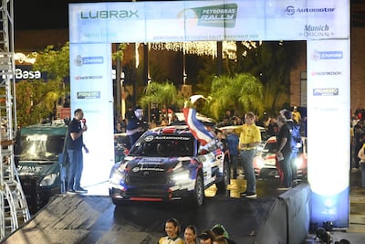 Migue Zaldívar, actual campeón nacional de rally, pasa por la rampa con su Skoda Fabia RS Rally2, junto a su navegante Adolfo González, este sábado en Luque.
