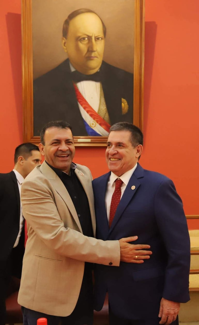 Líder de bancada cartista en Diputados apoya que senadores vitalicios pasen a ser activos