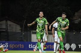 Marcelo Fernández, autor de un doblete, festeja acompañado por el zaguero Diego Viera. (Foto: @CopaParaguayAPF)