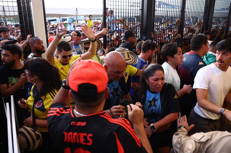 El ingreso al Hard Rock Stadium para la final de la Copa América 2024 fue desbordado por hinchas colombianos y argentinos, obligando al retraso del inicio del partido entre Argentina y Colombia. 