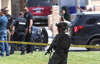 Agentes de las fuerzas del orden se congregan en el lugar para responder a un tiroteo en el Centro Islámico de San Diego, ubicado en el barrio de Clairemont, en San Diego, California, EE. UU.