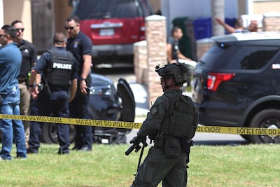 Agentes de las fuerzas del orden se congregan en el lugar para responder a un tiroteo en el Centro Islámico de San Diego, ubicado en el barrio de Clairemont, en San Diego, California, EE. UU.