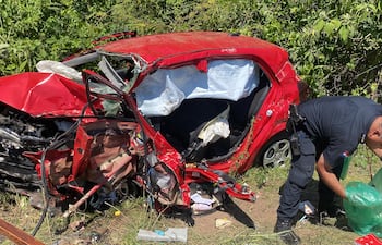 Así quedó el vehículo en el que iban el niño y los adultos que fallecieron a causa del accidente en la ruta Luque-San Bernardino.