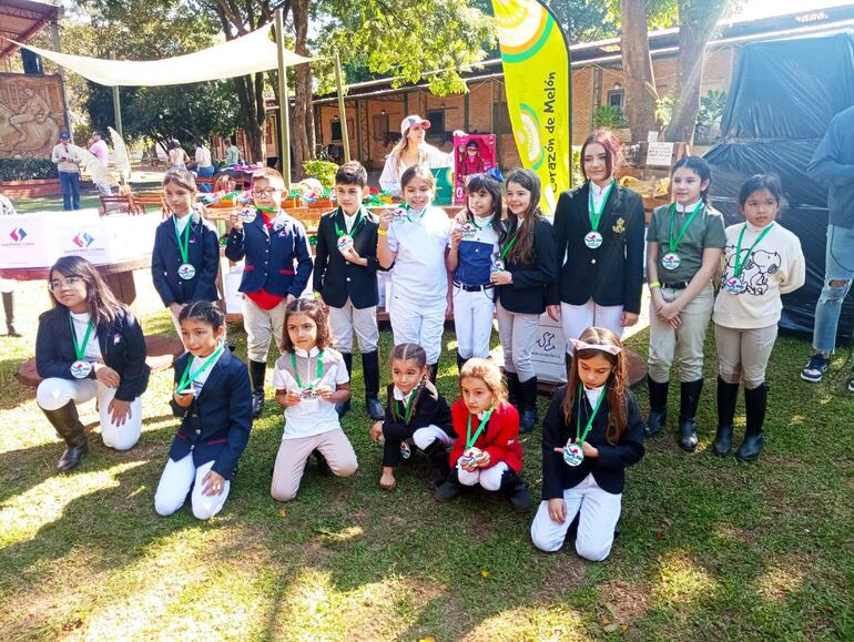 Los sobresalientes niños de la Escuela, con sus correspondientes distintivos.