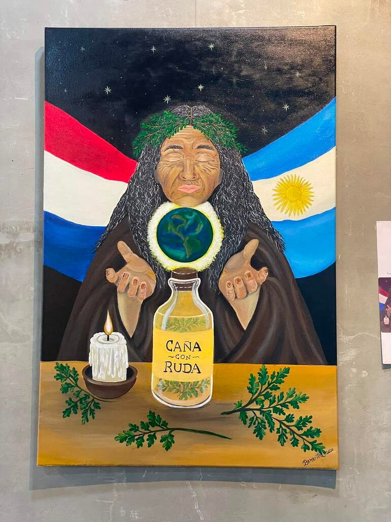 Pintura de figura humanoide con cabello largo sosteniendo un frasco de 'Caña con Ruda' y una vela, en fondo gris claro.