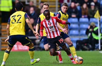 El centrocampista inglés n.° 08 del Oxford United, Cameron Brannagan (d-detrás), hace una entrada al centrocampista senegalés n.° 19 del Sunderland, Habib Diarra (centro), durante el partido de la cuarta ronda de la FA Cup entre el Oxford United y el Sunderland en el Kassam Stadium de Oxford, al oeste de Londres, el 15 de febrero de 2026. (Foto de Ben STANSALL / AFP)