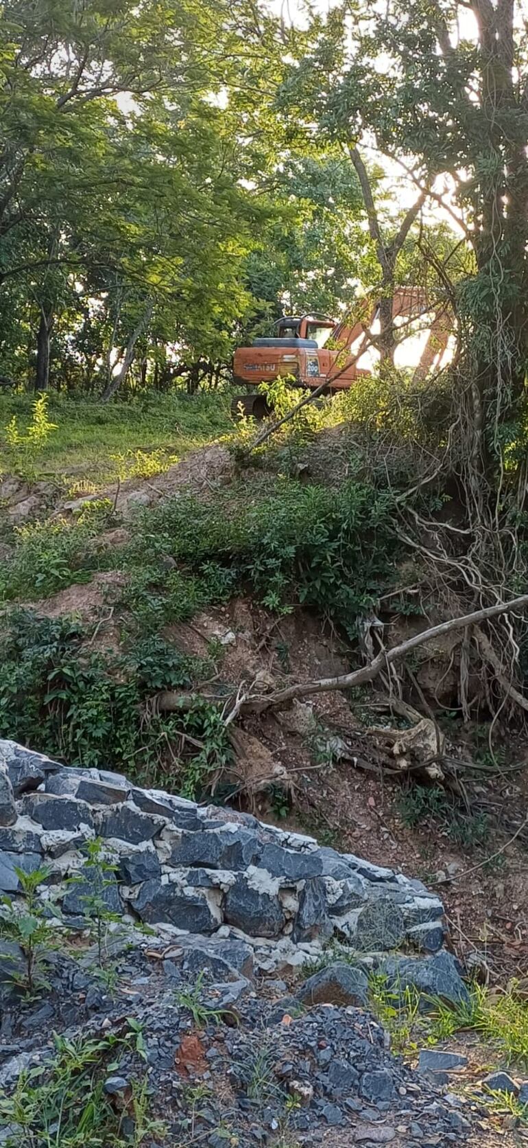 En la vera del arroyo Pintos quedó varada una máquina oruga.