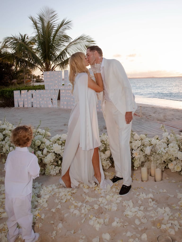 Paris Hilton y Carter Reum dándose un romántico beso ante la tierna mirada de su hijo mayor Phoenix. (Instagram/Paris Hilton)