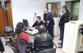 Mikahela Rolón, con chaleco antibalas, en el Juzgado de Coronel Oviedo.