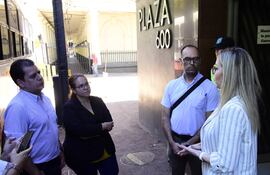 Fredy González (i), Liz González y Gabriel Alfonso conversan con la fiscala Belinda Bobadilla, durante la intervención.