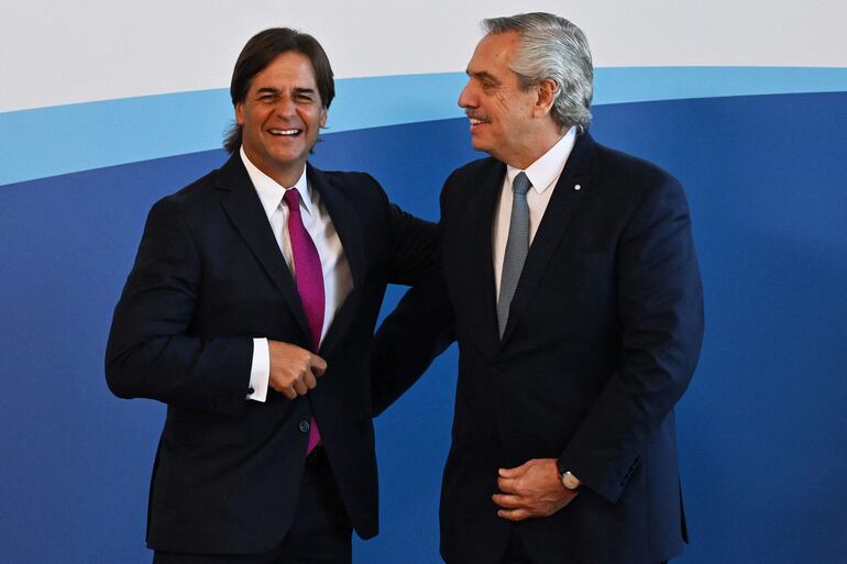 El presidente de Argentina, Alberto Fernández (d) y el mandatario uruguayo, Luis Lacalle Pou (i) en Puerto Iguazú, en la Cumbre del Mercosur, (AFP)