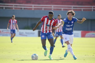 Avance del colombiano Víctor Berrío, de Pastoreo, ante la marca de Nery Bareiro, durante el enfrentamiento celebrado en la mañana de este domingo en el 3 de Febrero de Ciudad del Este.