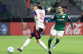 El delantero de Cerro Porteño, Pablo Vegetti anota el tanto de aperura ante la mirada del zaguero Gustavo Gómez de Palmeiras en el duelo por la quinta ronda del Grupo F de la Copa Libertadores.