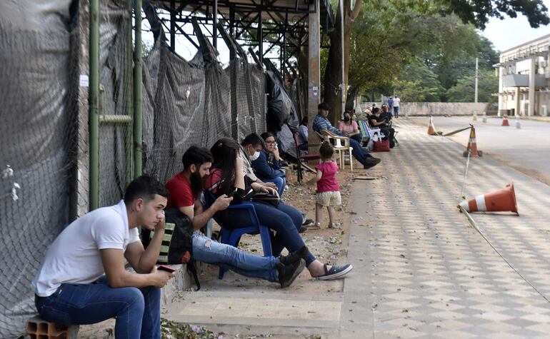 Los familiares de los pacientes hospitalizados en el IPS cuentan que los médicos de guardia desaparecen "cada fin de semana". 