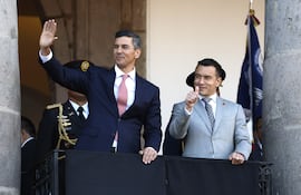 El presidente de Ecuador, Daniel Noboa (d), y su homólogo de Paraguay, Santiago Peña, saludan a simpatizantes desde un balcón este miércoles, en Quito (Ecuador) EFE/ José Jácome